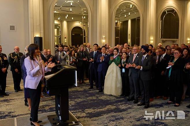 [캘거리=뉴시스] 최진석 기자 = 이재명 대통령과 부인 김혜경 여사가 16일(현지 시간) 캘거리 한 호텔에서 열린 다니엘 스미스 앨버타주 수상 주재 G7 초청국 리셉션에 참석하고 있다. (공동취재) 2025.06.17. myjs@newsis.com