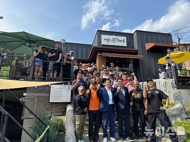 [무주=뉴시스] 전북특별자치도의회 김희수 부의장과 윤정훈 의원은 17일 무주군을 찾은 주한 미8군 장병들과 기념촬영을 하고 있다. 2025.06.17 (사진= 전북도의회 제공) *재판매 및 DB 금지