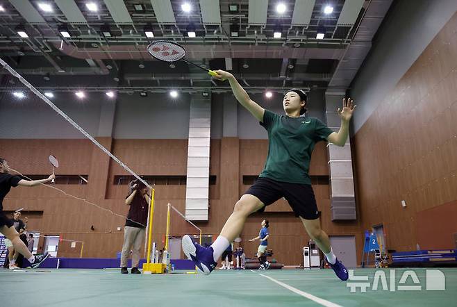 [진천=뉴시스] 조성우 기자 = 17일 충북 진천선수촌에서 열린 대한민국 배드민턴 국가대표팀 미디어데이에서 안세영이 훈련에 열중하고 있다. 2025.06.17. xconfind@newsis.com