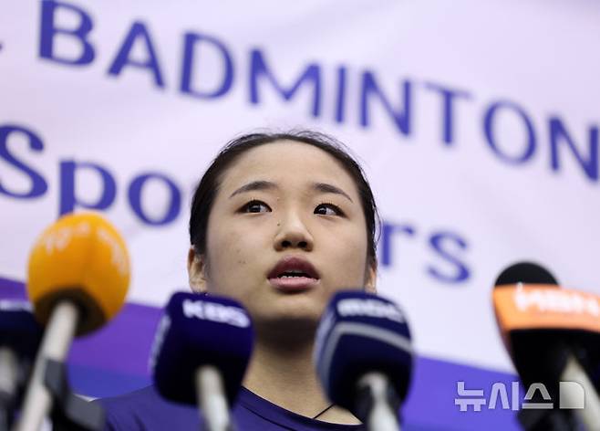 [진천=뉴시스] 조성우 기자 = 17일 충북 진천선수촌에서 열린 대한민국 배드민턴 국가대표팀 미디어데이에서 안세영이 훈련을 마치고 인터뷰를 하고 있다. 2025.06.17. xconfind@newsis.com