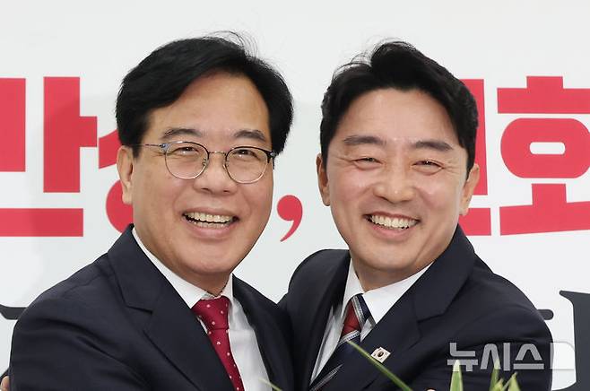 [서울=뉴시스] 고승민 기자 = 송언석 국민의힘 원내대표와 강훈식 대통령 비서실장이 17일 서울 여의도 국회에서 만나 포옹하며 기념촬영하고 있다. 2025.06.17. kkssmm99@newsis.com