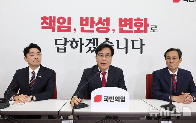 [서울=뉴시스] 고승민 기자 = 송언석 국민의힘 원내대표가 17일 서울 여의도 국회에서 강훈식 대통령 비서실장을 만나 인사말을 하고 있다. 2025.06.17. kkssmm99@newsis.com