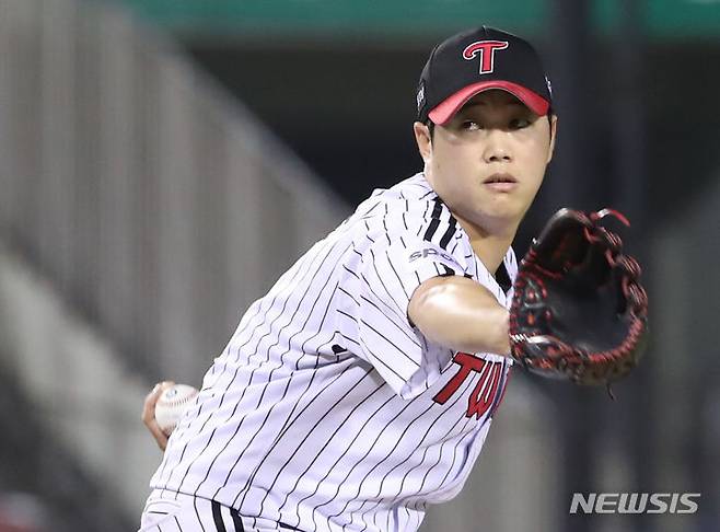 [서울=뉴시스] 조수정 기자 = 14일 서울 송파구 잠실야구장에서 열린 2023 KBO리그 삼성 라이온즈와 LG 트윈스의 경기, 9회초 LG 함덕주가 역투하고 있다. 2023.06.14. chocrystal@newsis.com