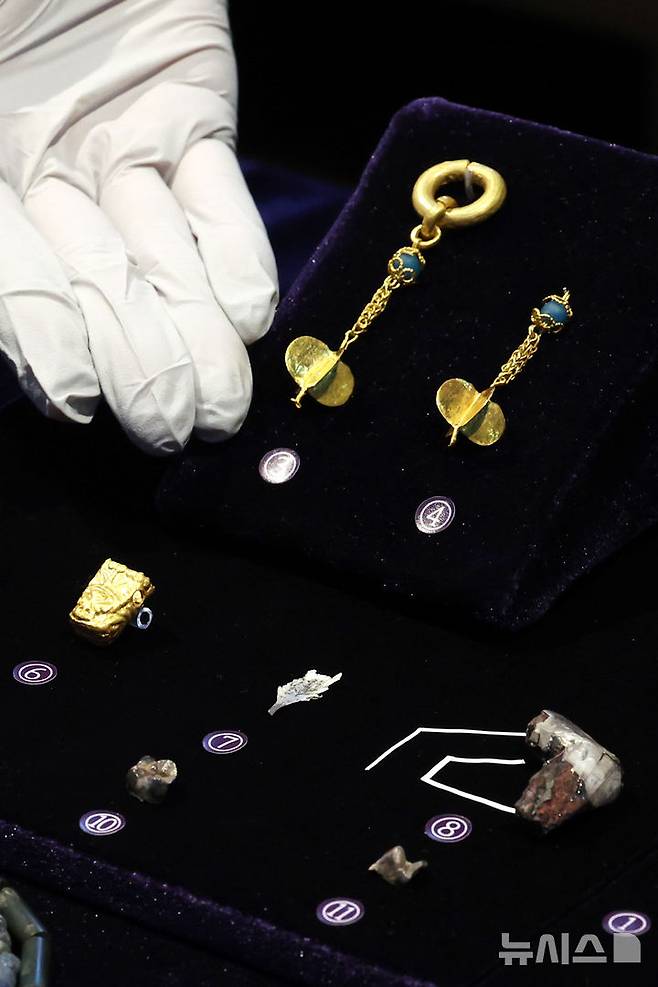 [서울=뉴시스] 박진희 기자 =  국가유산청 국립문화유산연구원 국립부여문화유산연구소는 17일 서울 중구 한국의집 민속극장에서 '공주 무령왕릉과 왕릉원' 출토 유물을 공개하고 있다. 2025.06.17. pak7130@newsis.com