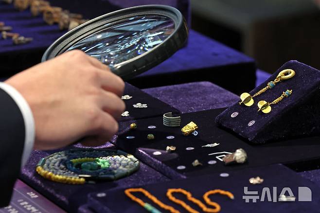 [서울=뉴시스] 박진희 기자 =  국가유산청 국립문화유산연구원 국립부여문화유산연구소는 17일 서울 중구 한국의집 민속극장에서 '공주 무령왕릉과 왕릉원' 2호분 출토 장식 귀걸이와 금공예품을 공개하고 있다. 2025.06.17. pak7130@newsis.com