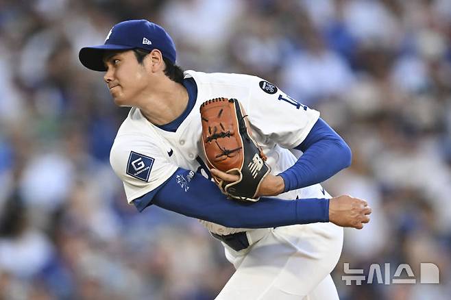 [로스앤젤레스=AP/뉴시스] LA 다저스의 오타니 쇼헤이가 17일(한국 시간) 미국 캘리포니아주 로스앤젤레스의 다저스타디움에서 벌어진 2025 메이저리그(MLB) 샌디에이고 파드리스와의 경기에 선발 등판해 역투하고 있다. 2025.06.17