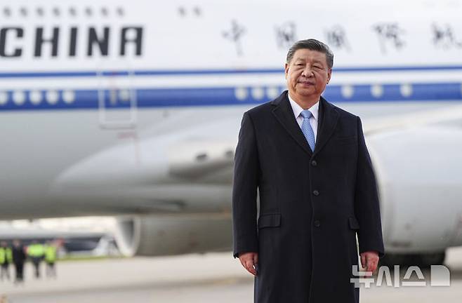 [모스크바=AP/뉴시스] ﻿﻿중동 지역에서 이란과 이스라엘 간 군사 충돌이 이어지는 가운데, 시진핑 중국 국가주석이 각국의 자제를 촉구하고 지역 안정 회복을 위해 건설적인 역할을 하겠다는 입장을 밝혔다.  사진은 시 주석이 지난달 7일(현지 시간) 러시아 모스크바 브누코보 공항에 도착한 모습. 2025.06.17