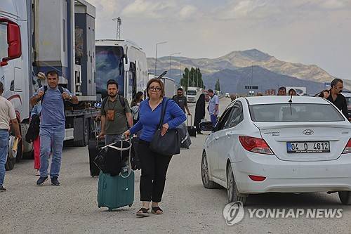 튀르키예 국경을 넘어온 이란인들 [AP=연합뉴스]