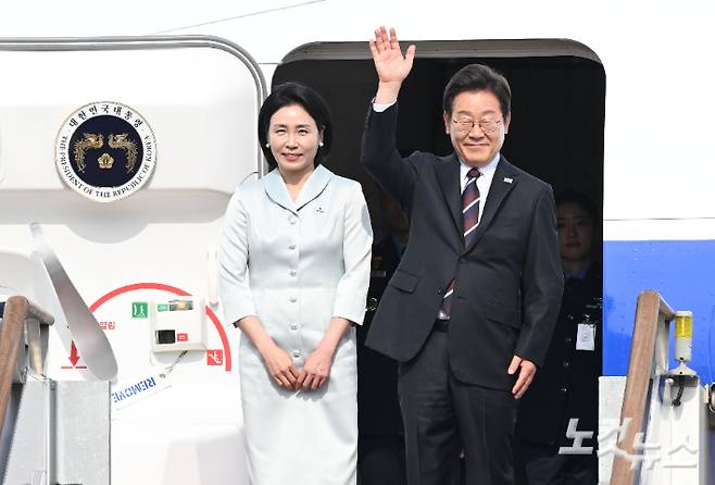 이재명 대통령과 부인 김혜경 여사가 캐나다에서 열리는 주요7개국(G7) 정상회의 참석을 위해 16일 오후 경기도 성남 서울공항을 통해 출국하고 있다.  취임 12일 만의 첫 해외 방문에 나서는 이 대통령은 의장국인 캐나다의 공식 초청에 따라 옵서버(참관국) 자격으로 G7 정상회의에 참석한다. 류영주 기자