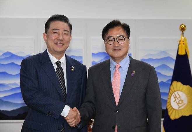 우원식 국회의장(오른쪽)이 16일 국회 의장실을 예방한 더불어민주당 김병기 당 대표 직무대행 겸 원내대표와 인사하고 있다. 연합뉴스