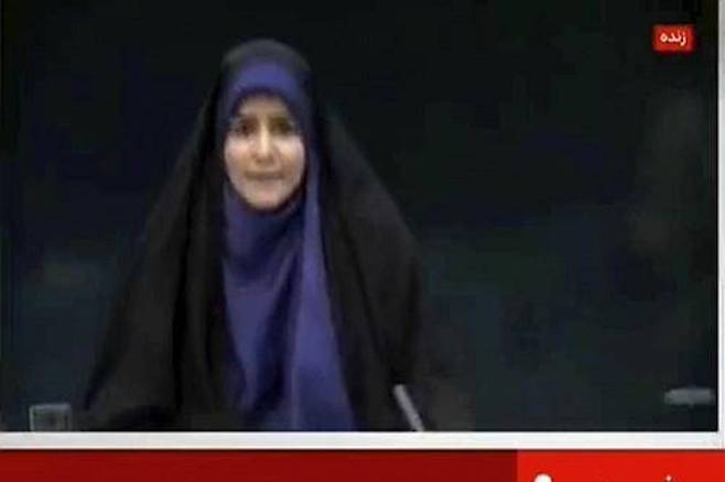 생방송 중 닥친 폭격에 대피하는 이란 국영방송 IRIB의 사하르 에마미 앵커. 연합뉴스