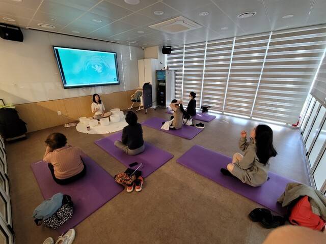 서울시 서초구 1인가구 센터에서 진행한 ‘싱잉볼 테라피’. 서울시