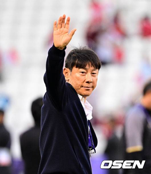 [OSEN=도하(카타르), 지형준 기자] 사상 첫 아시안컵 16강' 기적을 썼던 인도네시아&nbsp;신태용 감독의 매직이 끝났다.&nbsp;신태용 감독이 이끄는 인도네시아는 28일 오후 8시 30분(이하 한국시간) 자심 빈 하마드 스타디움에서 호주와 2023 아시아축구연맹(AFC) 카타르 아시안컵 16강전을 치러 0-4로 패했다.&nbsp;인도네시아 신태용 감독이 팬들에게 인사를 하고 있다. 2024.01.28 / jpnews.osen.co.kr