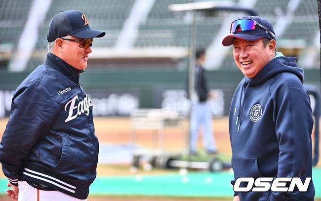 [OSEN=부산, 이석우 기자] 13일 부산 사직야구장에서 2025 신한 SOL 뱅크 KBO 리그 롯데 자이언츠와 한화 이글스의 시범경기가 열린다. 한화 이글스 김경문이 롯데 자이언츠 김태형 감독과 인사를 하고 있다. 2025.03.13 / foto0307@osen.co.kr