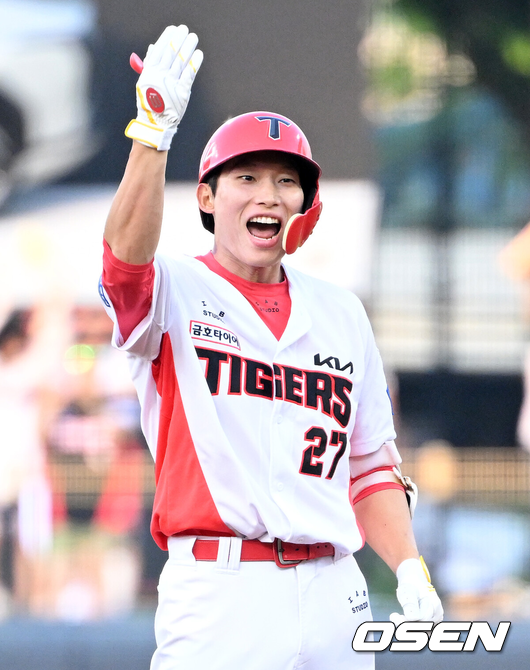 [OSEN=광주, 이대선 기자] 17일 오후 광주-기아 챔피언스필드에서 2025 신한 SOL Bank KBO리그 KIA 타이거즈와 KT 위즈의 경기가 열렸다.KIA는 김도현, KT는 헤이수스를 선발 투수로 내세웠다.1회말 2사 만루에서 KIA 김호령이 우월 3타점 적시타를 치고 환호하고 있다. 2025.06.17 /sunday@osen.co.kr