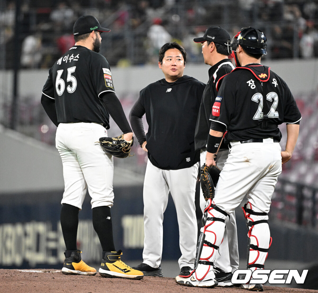 [OSEN=광주, 이대선 기자] 17일 오후 광주-기아 챔피언스필드에서 2025 신한 SOL Bank KBO리그 KIA 타이거즈와 KT 위즈의 경기가 열렸다.KIA는 김도현, KT는 헤이수스를 선발 투수로 내세웠다.6회말 무사 1,2루에서 KT 헤이수스가 마운드를 내려가고 있다. 2025.06.17 /sunday@osen.co.kr