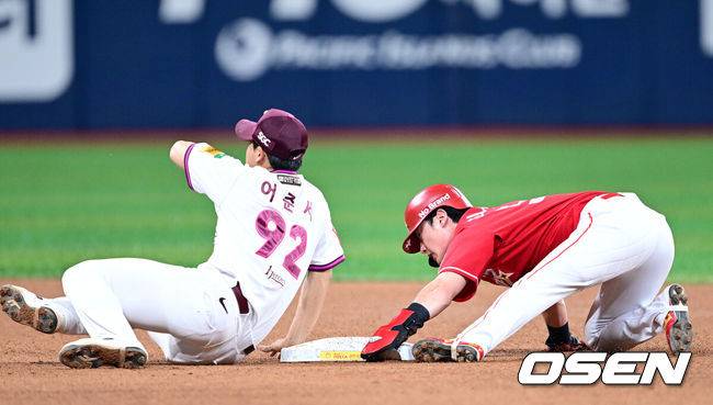 [OSEN=고척, 최규한 기자] 17일 서울 고척스카이돔에서 ‘2025 신한 SOL Bank KBO리그’ 키움 히어로즈와 SSG 랜더스의 경기가 열렸다.홈팀 키움은 김윤하, 방문팀 SSG은 미치 화이트를 선발로 내세웠다.5회초 무사 1루 상황 SSG 정준재 타석 때 주자 최지훈이 2루 도루에 성공하고 있다. 2025.06.17 / dreamer@osen.co.kr