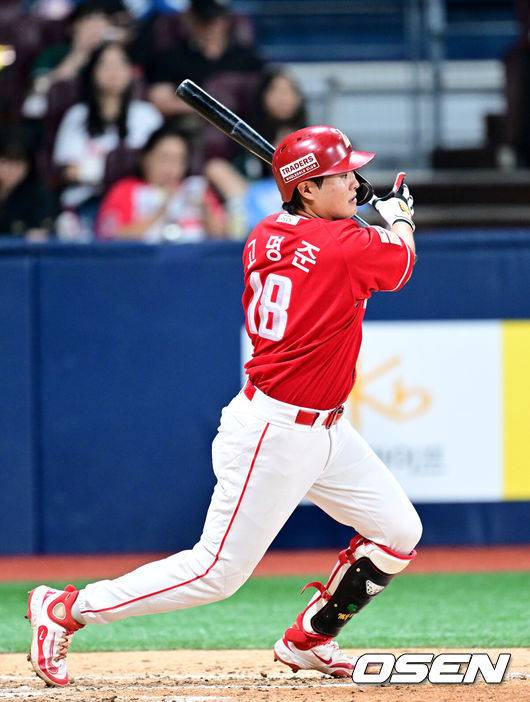 [OSEN=고척, 최규한 기자] 17일 서울 고척스카이돔에서 ‘2025 신한 SOL Bank KBO리그’ 키움 히어로즈와 SSG 랜더스의 경기가 열렸다.홈팀 키움은 김윤하, 방문팀 SSG은 미치 화이트를 선발로 내세웠다.6회초 무사 선두타자로 나선 SSG 고명준이 안타를 날리고 있다. 2025.06.17 / dreamer@osen.co.kr