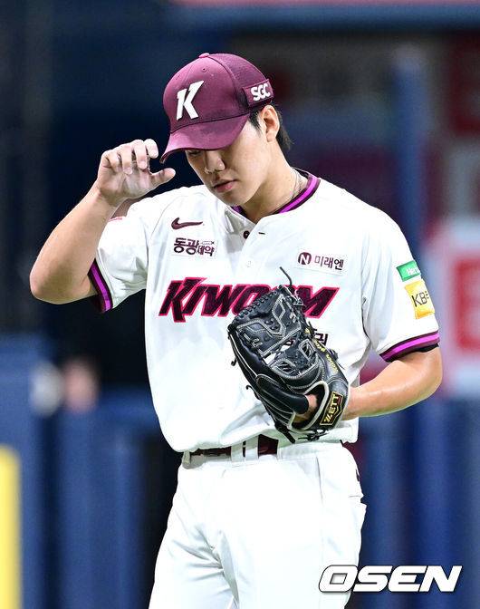 [OSEN=고척, 최규한 기자] 17일 서울 고척스카이돔에서 ‘2025 신한 SOL Bank KBO리그’ 키움 히어로즈와 SSG 랜더스의 경기가 열렸다.홈팀 키움은 김윤하, 방문팀 SSG은 미치 화이트를 선발로 내세웠다.4회초 2실점한 키움 선발 김윤하가 이닝을 마친 뒤 더그아웃으로 향하고 있다. 2025.06.17 / dreamer@osen.co.kr