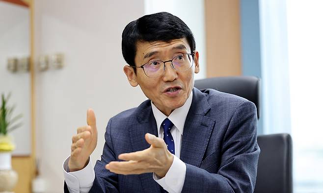 김희수 대한건설정책연구원 원장이 16일 서울 동작구 연구원에서 진행된 세계일보와의 인터뷰에서 국내 건설산업의 위기 원인과 앞으로 나아갈 방향에 대해 설명하고 있다. 김 원장은 “위기 상황에서 정부의 역할은 그 어느 때보다 중요하다”며 “공공부문의 건설투자를 과감히 확대하는 것이 시급하다”고 강조했다. 허정호 선임기자