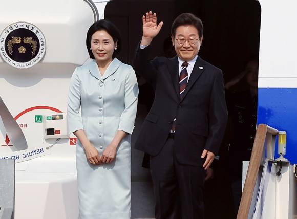 G7 정상회의 출국하는 李대통령 - 주요 7개국(G7) 정상회의 참석을 위해 캐나다로 떠나는 이재명 대통령과 김혜경 여사가 16일 경기 성남시 서울공항에서 공군 1호기에 탑승해 인사하고 있다. 이 대통령은 1박 3일 일정 동안 G7 확대 세션에 참여하고 각국 정상과 양자 회담을 하는 등 12·3 비상계엄 이후 멈춰 섰던 정상외교를 복원한다. 뉴스1