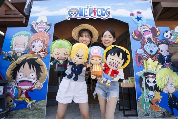 에버랜드, 원피스와 함께하는 ‘워터 페스티벌’ 20일 개막 - 삼성물산 리조트부문 에버랜드 관계자들이 16일 에버랜드 알파인 빌리지에 마련된 ‘원피스’ 테마 포토존에서 루피, 조로, 상디, 쵸파 캐릭터 인형을 들고 환하게 웃고 있다. 에버랜드는 오는 20일부터 8월 24일까지 일본 인기 애니메이션 원피스와 함께하는 여름축제 ‘워터 페스티벌’을 개최한다. 에버랜드 제공