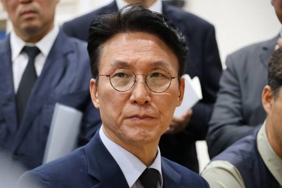 김민석 총리 후보자, 故 김충현 노동자 빈소 조문 - 김민석 국무총리 후보자가 16일 충남 태안군 태안의료원에 마련된 고(故) 김충현 비정규직 노동자 빈소를 찾아 조문을 하기 전 ‘태안화력 고 김충현 비정규직 노동자 사망사고 대책위원회’ 관계자들과 만나 대화를 나누고 있다. 2025.6.16 연합뉴스