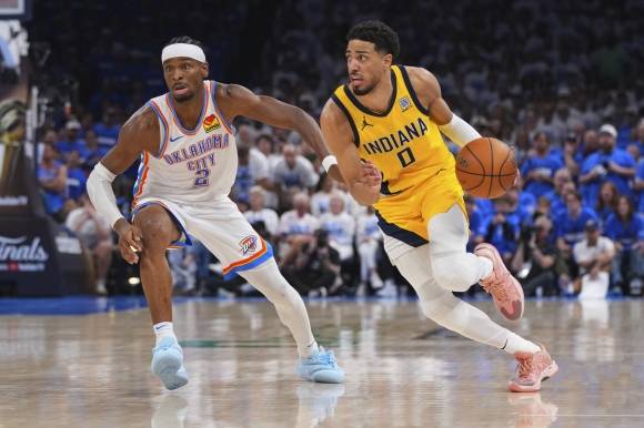 샤이 길저스알렉산더(오클라호마시티 선더)가 17일(한국시간) 미국 오클라호마시티의 페이컴 센터에서 열린 2024~25 NBA 파이널 5차전 인디애나 페이서스와의 홈 경기에서 타이리스 할리버튼을 수비하고 있다. AP 연합뉴스