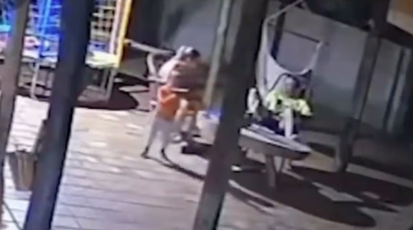 현지시간으로 지난 13일, 브라질 중부 마투그로수두술주(州)의 한 마을에서 총을 가지고 놀던 2세 아이가 실수로 어머니를 향해 방아쇠를 당기는 사건이 발생했다. 사진은 집 내부에 설치된 CCTV에 촬영된 사건 당시 모습.