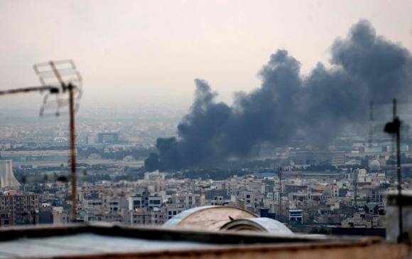 지난 16일 이란 테헤란 아자디 타워 인근에서 발생한 폭발로 연기가 피어오르고 있다. AFP 연합뉴스