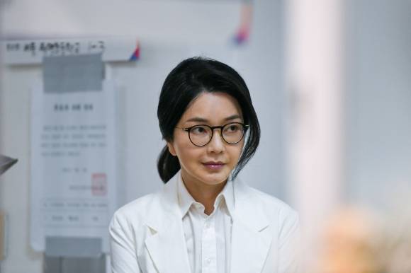 (서울=연합뉴스) 신현우 기자 = 윤석열 전 대통령 배우자 김건희 여사가 제21대 대통령 선거일인 3일 서울 서초구 원명초등학교에 마련된 서초4동제3투표소에서 투표하기 위해 줄을 서고 있다. 2025.6.3 [공동취재]