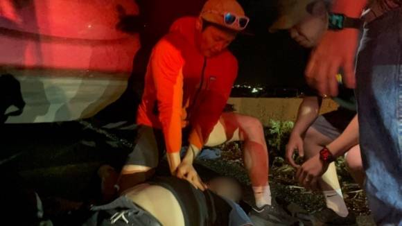 이기평 수도권 119 특수구조대 소방장이 지난 13일 실제 사고 현장에서 운전자에게 심폐소생술을 시행하는 모습. 소방청 제공