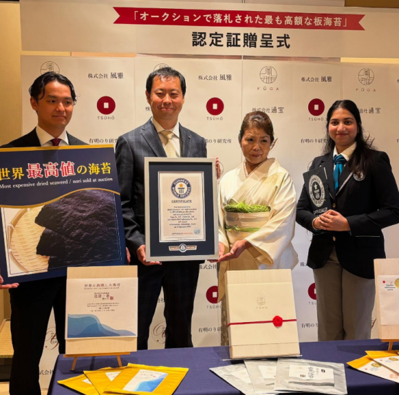 일본의 프리미엄 김 브랜드 ‘시오야 이치반’의 김이 ‘경매에서 낙찰된 가장 비싼 김’으로 기네스 세계 기록에 등재됐다. 이달 4일 인증서를 받는 모습. 제과점 후가 인스타그램 캡처