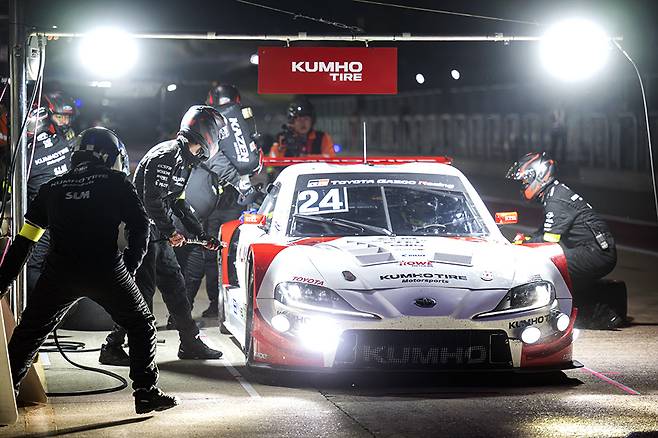 피트 스탑 중인 금호 SLM의 팀원들. 사진: 웨이브진