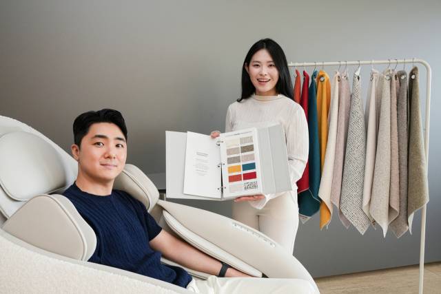 세라젬 모델들이 경기 화성시 웹카페&라운지 동탄호수공원직영점에서 파우제 M8 Fit과 함께 파우제 피팅서비스를 알리고 있다. 사진 제공=세라젬