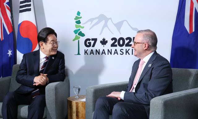 제51차 주요 7개국(G7) 정상회의에 참석한 이재명 대통령이 16일(현지시간) 캐나다 앨버타주 캘거리의 한 호텔에서 앤서니 앨버니지 호주 총리를 만나 한·호주 정상회담을 하고 있다. 연합뉴스
