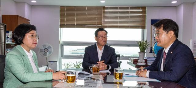 김민석 국무총리 후보자 인사청문특별위원회 이종배 위원장과 김현, 배준영 여야 간사가 17일 오전 서울 여의도 국회 의원회관에서 사전 회동을 갖고 있다. 뉴스1