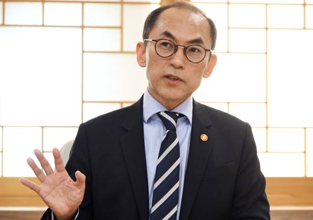 고학수 개인정보보호위원회 위원장이 2월 정부 서울청사에서 서울경제신문과 인터뷰를 하고 있다. 오승현 기자