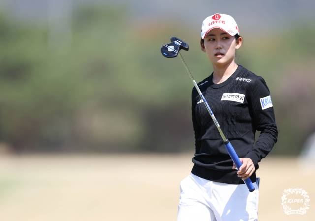 퍼팅을 마치고 이동하고 있는 황유민. 사진 제공=KLPGA