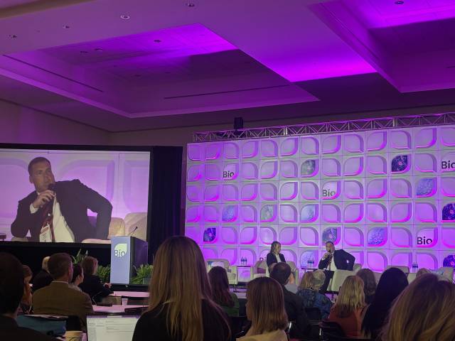 마크 오닐 전략대비대응국(ASPR) 수석보좌관이 16일(현지시간) 바이오USA 기조강연에서 발언하고 있다. 이정민 기자