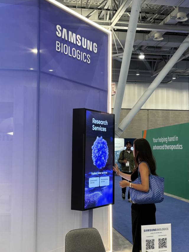 한 참관객이 바이오USA 삼성바이오로직스 부스에서 터치 스크린을 체험하고 있다. 이정민 기자