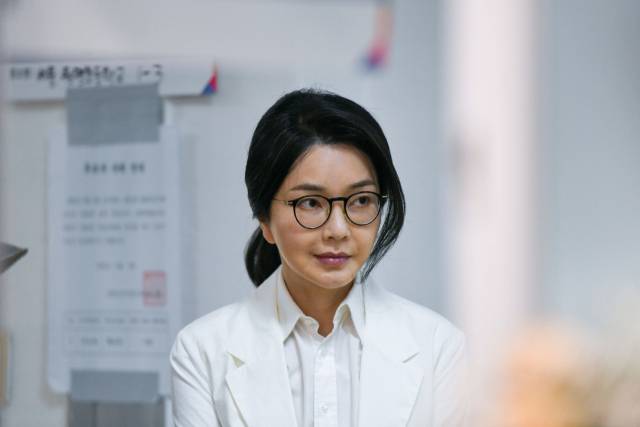 윤석열 전 대통령 배우자 김건희 여사가 제21대 대통령 선거일인 3일 서울 서초구 원명초등학교에 마련된 서초4동제3투표소에서 투표하기 위해 줄을 서고 있다. 연합뉴스