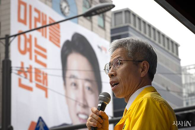 제21대 대통령선거 공식선거운동 마지막날인 6월2일 오전 권영국 민주노동당 후보가 서울 강남역에서 열린 '강남역 쓰러지 여성들과 함께 여성, 안전 유세'에서 마이크를 잡았다. ⓒ시사IN 이명익