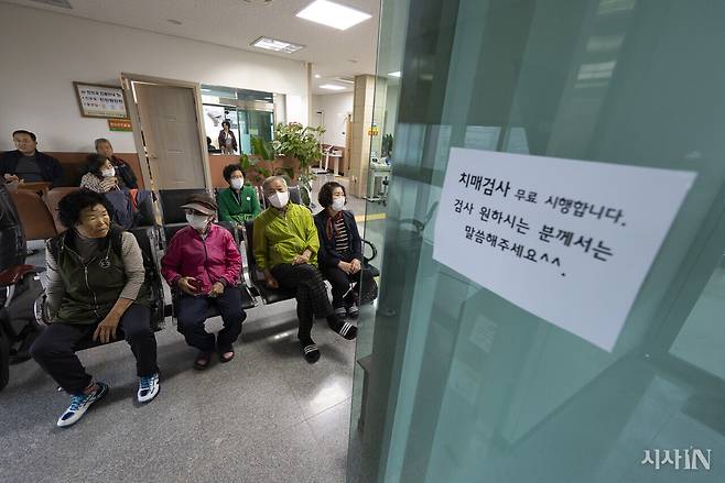 4월22일 진료를 보러 온 주민들로 오전부터 대기실이 꽉 찬 전북 정읍시 고부보건지소의 모습. ⓒ시사IN 이명익