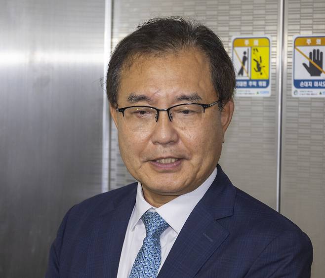 채해병 수사 방해 의혹 사건을 수사하는 이명현 특별검사가 17일 서울 서초구 자신의 사무실에 출근길에 취재진과 만나 인터뷰하고 있다. ⓒ연합뉴스