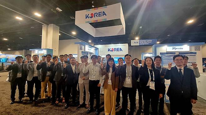 대구시 참가단 '물산업 팀 코리아(Team Korea)'가 한국 공동관 앞에서 포즈를 취하고 있다. ⓒ대구시