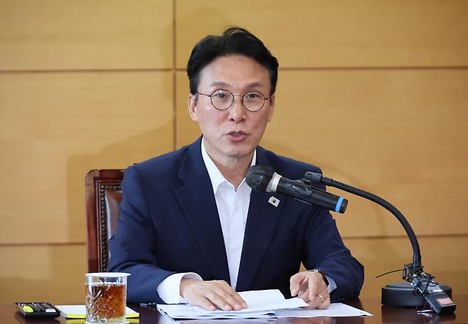 김민석 국무총리 후보자가 17일 서울 종로구 통의동 금융감독연수원에 마련된 청문회 준비단 사무실에서 열린 사회분야 부처 업무보고에서 발언하고 있다. ⓒ연합뉴스