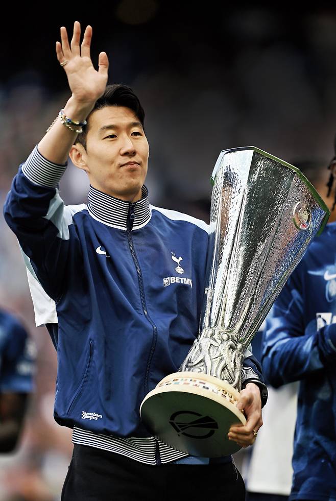 토트넘 손흥민이 지난달 26일 런던 토트넘 홋스퍼 스타디움에서 열린 브라이턴과 2024~2025시즌 프리미어리그 최종전을 마친 뒤 유로파리그 우승컵을 들고 경기장을 돌고 있다. 게티이미지코리아