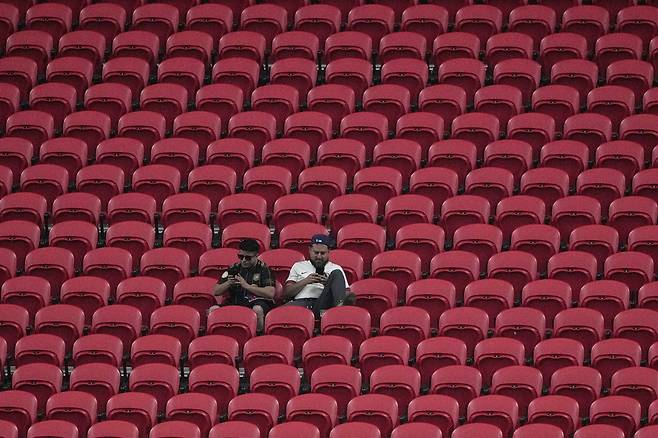 17일 미국 조지아주 애틀랜타의 메르세데스-벤츠 스타디움에 팬 두명이 앉아 있다. AP