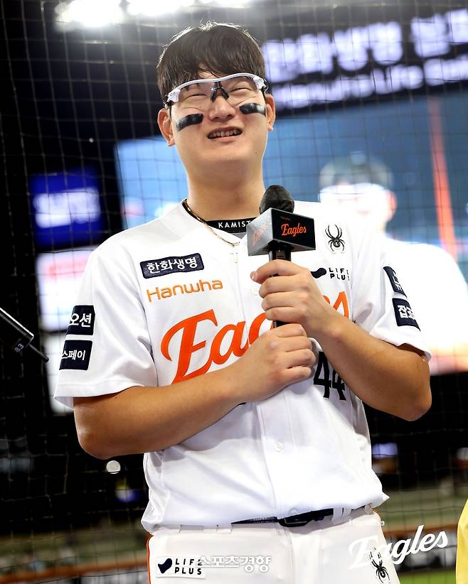 한화 김서현이 12일 대전 두산전에서 세이브를 따내 수훈선수로 뽑힌 뒤 팬들 앞에서 활짝 웃고 있다. 한화이글스 제공